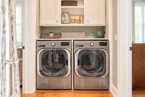 First floor laundry area - Merri Mac Cottage | Coast Cottages Beach Access, Pool & Pavilion (Saint Simons Island)