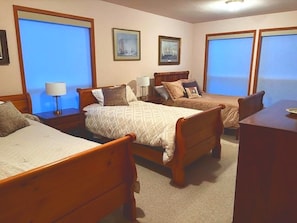 A hotel room with two beds, a desk, and a view of the sea. - Captain's Lookout 3-bedroom house in Dillon Beach perfect for relaxing getaways (Dillon Beach)