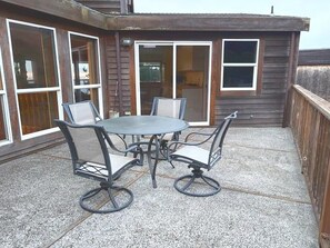 An outdoor patio with a round table and four chairs. - Captain's Lookout 3-bedroom house in Dillon Beach perfect for relaxing getaways (Dillon Beach)