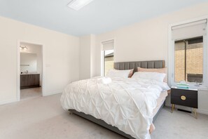 Room - Luxury - Sleeps 10 - Smart Home - PS5 - 85” OLED (Caledon)
