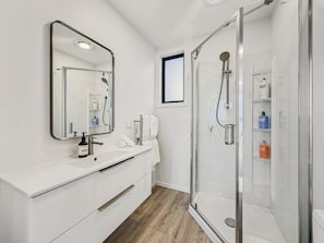 Bright, contemporary bathroom with a walk-in shower and stylish finishes.