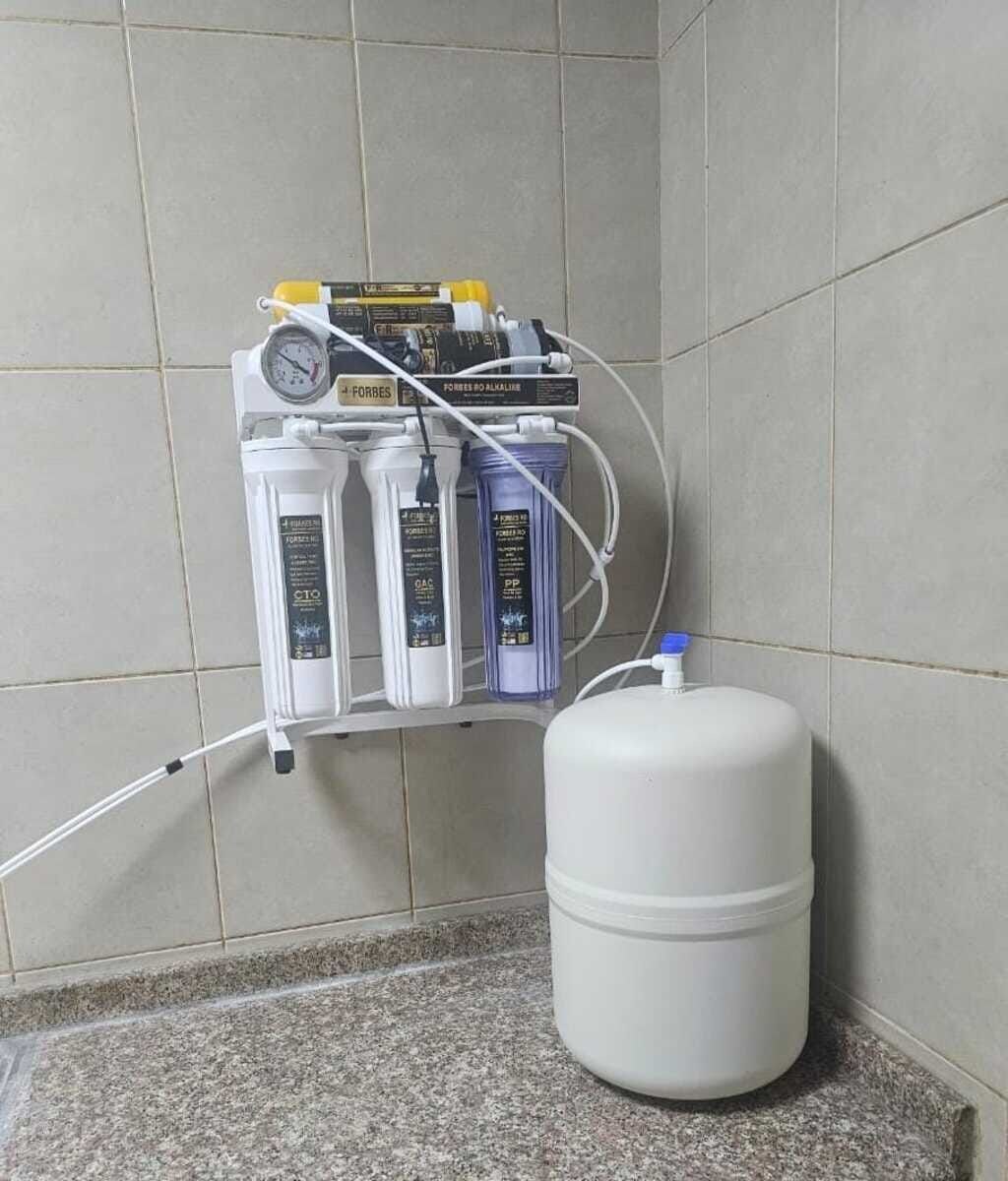 Un système de filtration d’eau comprenant plusieurs bouteilles et une carafe.