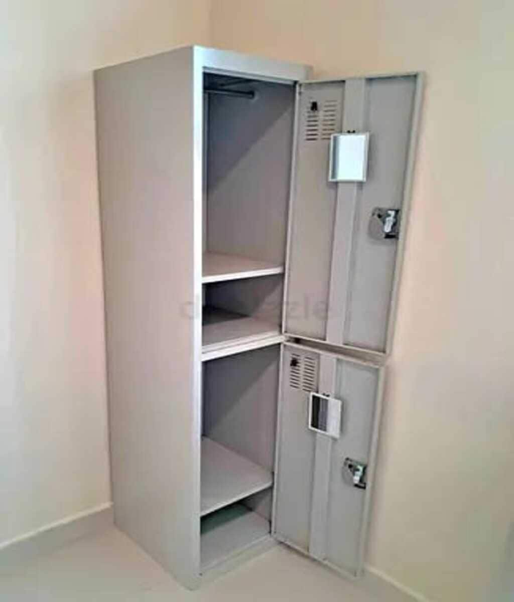 Un placard d’angle avec trois étagères et un petit meuble de rangement.