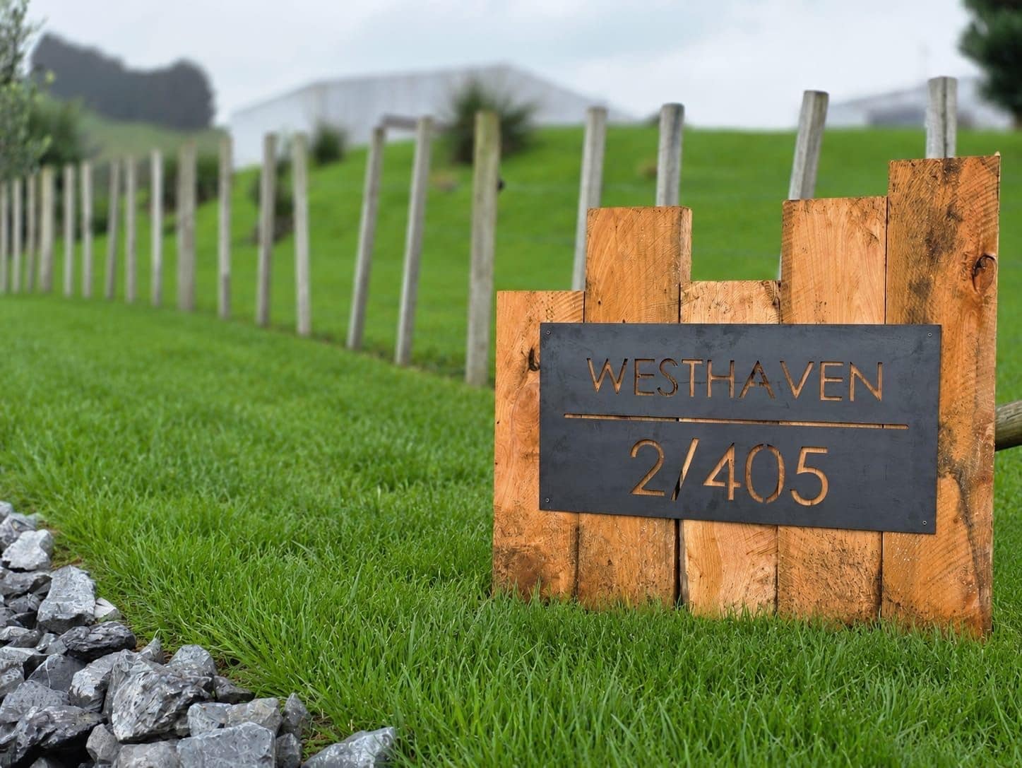 Ein h ölzernes Schild mit der Aufschrift 'WESTHAVEN 2/405' als Wegweiser.