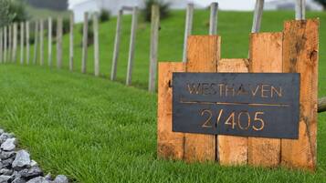 Un senyal de fusta amb la inscripció 'WESTHAVEN 2/405' que indica una ubicació.