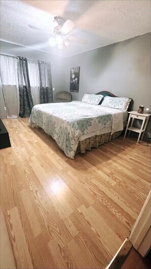 Room - The Marilyn Monroe Retreat  2BR/1.5BA Family-Friendly & Park (Houston)