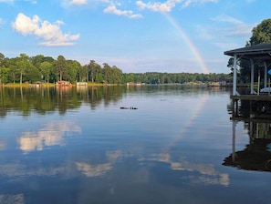 A calm lake with a wooden dock and a gazebo. - Lakefront 3-bedroom house with AC in cozy Eatonton (Eatonton)