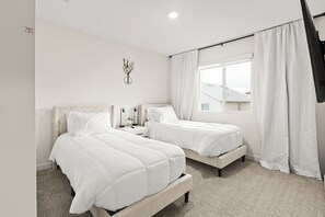 Room - New Modern 2-Story 4BR Chico Retreat, Hot Tub, Office & Gym By Enloe & CSU Chico (Chico)