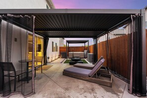 Outdoor dining - New Modern 2-Story 4BR Chico Retreat, Hot Tub, Office & Gym By Enloe & CSU Chico (Chico)