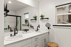 Bathroom - New Modern 2-Story 4BR Chico Retreat, Hot Tub, Office & Gym By Enloe & CSU Chico (Chico)