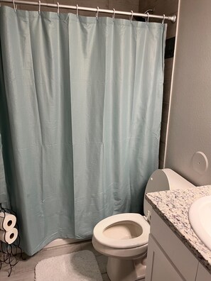Bathroom - Fantastic 4-bedroom house with AC in delightful El Paso (El Paso)