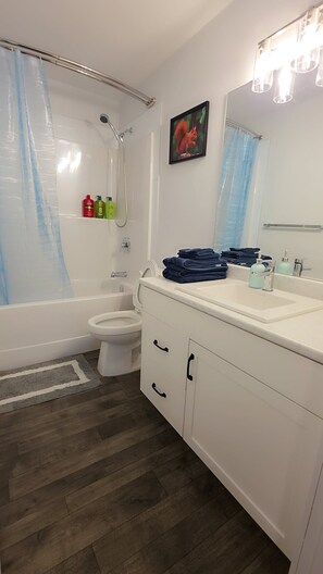 Ein Badezimmer mit Badewanne, Toilette und Waschbecken.