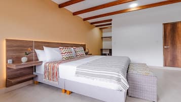 Un dormitorio con cama, mesitas de noche y un armario.