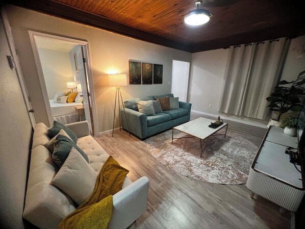 Ein Wohnzimmer mit einer Couch, einem Couchtisch und einer Lampe.