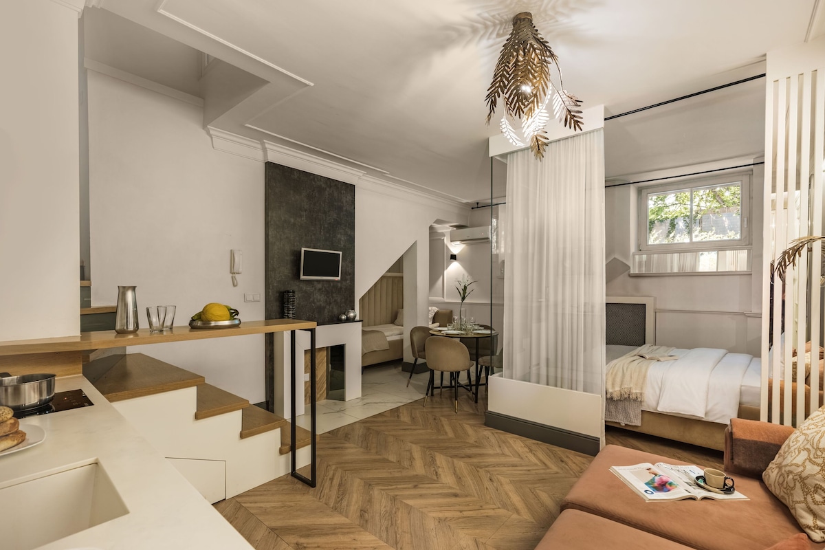 Um espaço compacto com cozinha compacta, área de refeições e quarto.