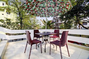 Outdoor dining - Hotel O The Dove Villa (Guwahati)