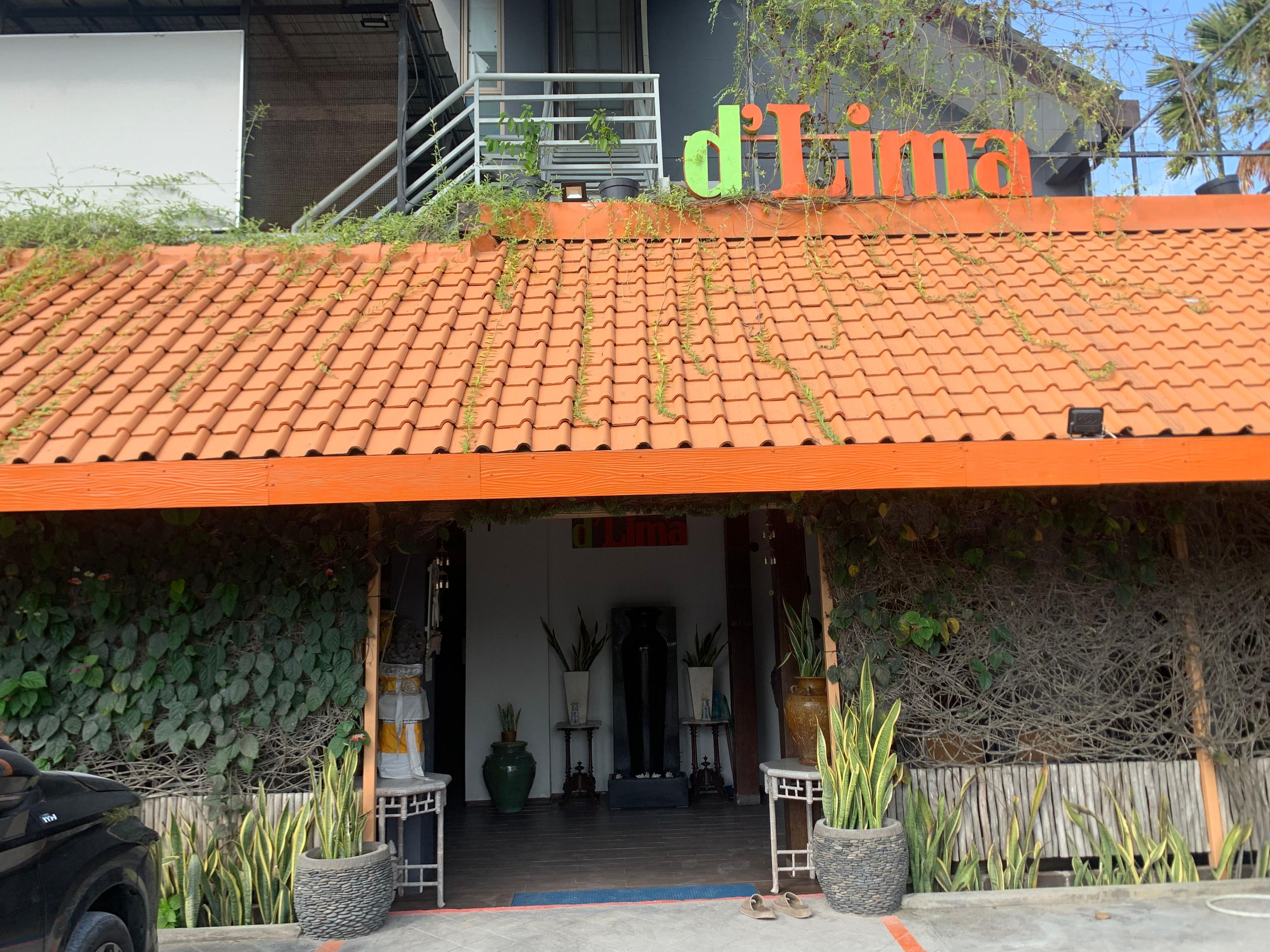 Un bâtiment avec un toit recouvert de tuiles et une enseigne sur laquelle on peut lire « d Lima ».