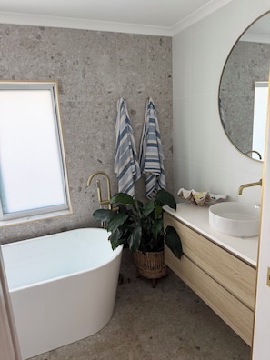 Bathroom - The Beach Front - 32 Kennedy Street Zilzie (Zilzie)