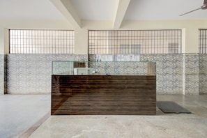 Un baño moderno con mampara de vidrio, paneles de madera y paredes con azulejos.