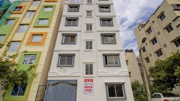 Un edificio de varios pisos con un letrero que indica 'MANYATA DELUXE' hotel.