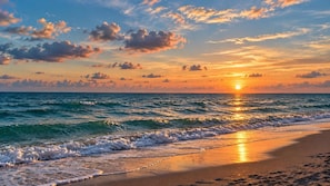 A beach with waves and a sunset. - Rotonda Golf Course Villa with Pool & Hot Tub (Rotonda West)