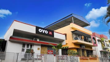 Un hotel llamado 'OYO' con un letrero que indica que es hotel y residencia de orquídeas.