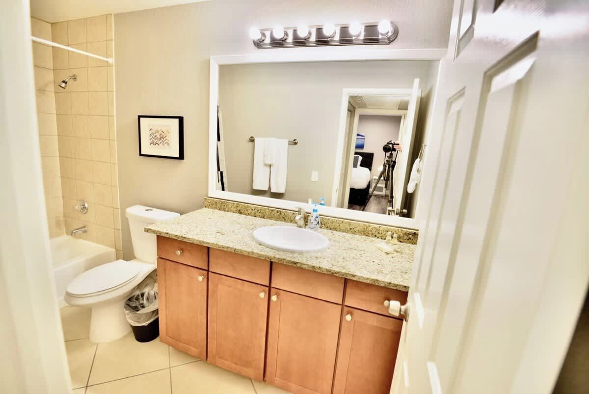 Une salle de bain avec un lavabo, des toilettes et une douche.