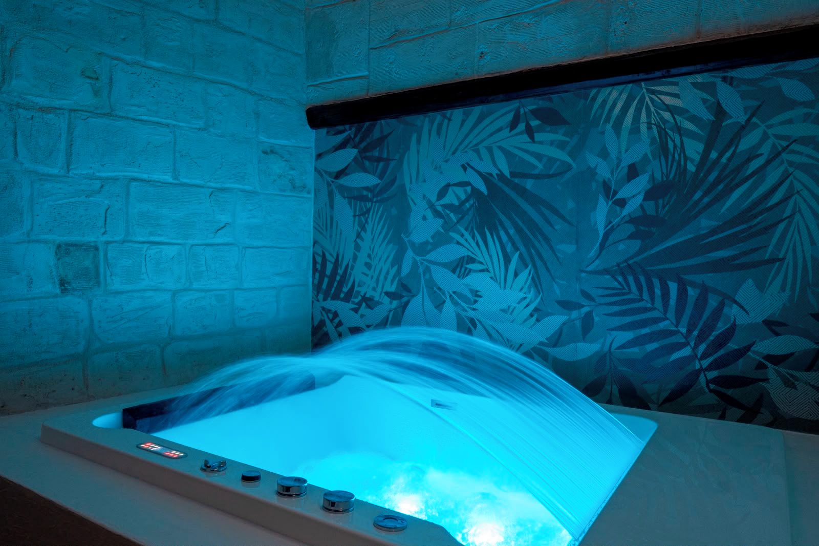 Indoor spa tub