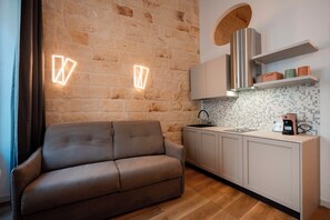 A modern kitchen with a built-in stove, a sink, and a countertop. - Palazzo Dell'Erba - Deluxe (Monopoli)