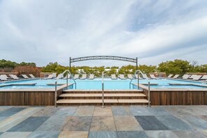 Pool - Landing | Chic 2BD, Courtyard, Clubhouse (Fort Wayne)