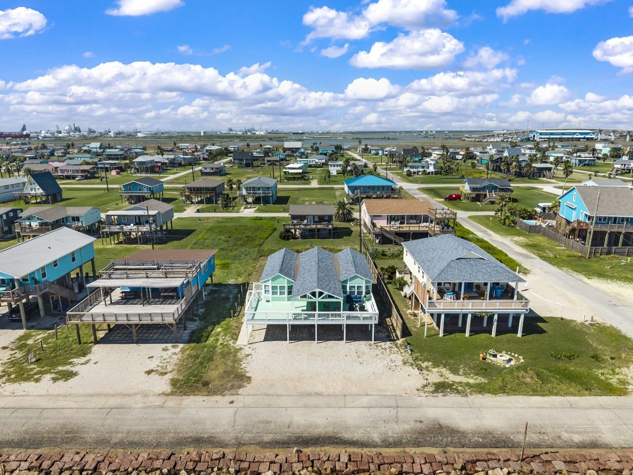 Uma área residencial costeira com casas que possuem varandas e vista para o mar.