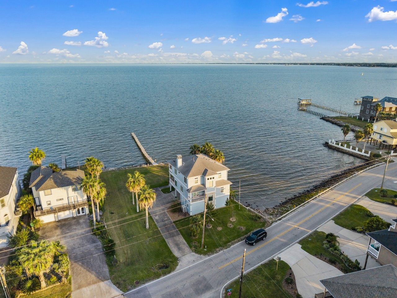 Palm trees, sunshine & sparkling water views