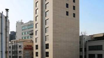 Un edificio de hotel alto con varios pisos y cielo despejado.