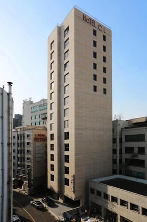 A tall hotel building with multiple floors and a clear sky. - Hotel CL (Hanam)