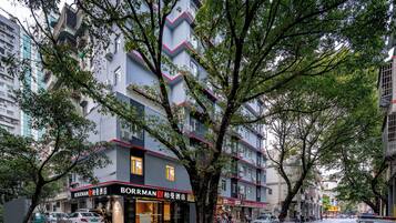 Een meerhoog hotel met een moderne gevel, grote ramen en een opvallend bord met 'BORRMAN'.