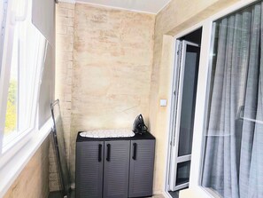 Una habitación de esquina con ventana, puerta y armario.