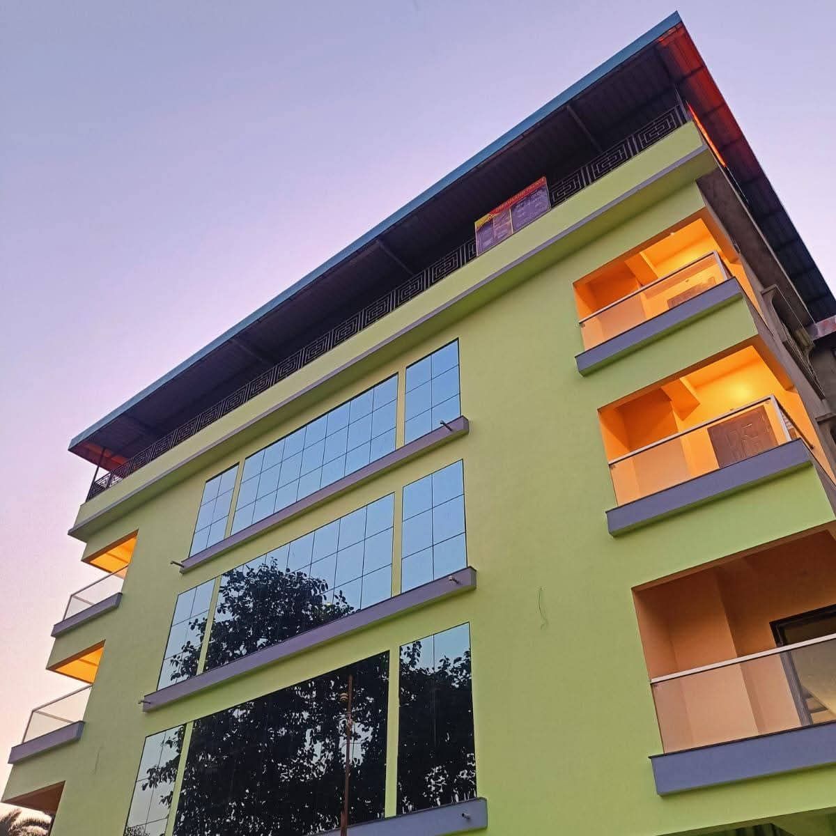 Un edificio de varios pisos con amplias ventanas y balcones.