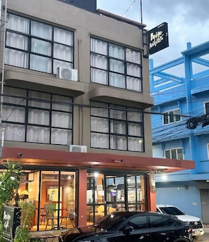 Un edificio con un letrero que dice 'Being Relaxed'.