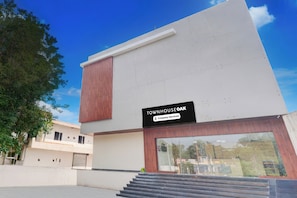 A modern building with a sign reading 'TOWNHOUSE OAK' and a company-serviced label.
