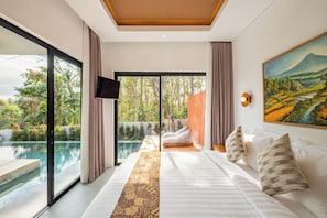 Un dormitorio con una cama grande, un cuadro, un televisor y vistas a una piscina y jardín.