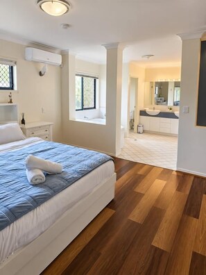Room - Newport Waterfront Estate | Private Pontoon (City of Moreton Bay)
