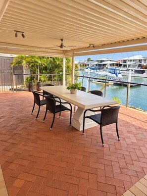 Outdoor dining - Newport Waterfront Estate | Private Pontoon (City of Moreton Bay)