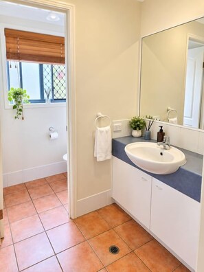 Bathroom - Newport Waterfront Estate | Private Pontoon (City of Moreton Bay)