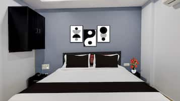 Un dormitorio moderno con cama, obra de arte blanco y negro y una mesita de noche.