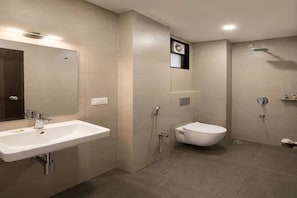 Een moderne badkamer met wastafel, toilet en douche.