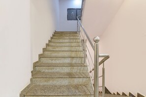 Una escala de pedra amb barana metàl·lica.