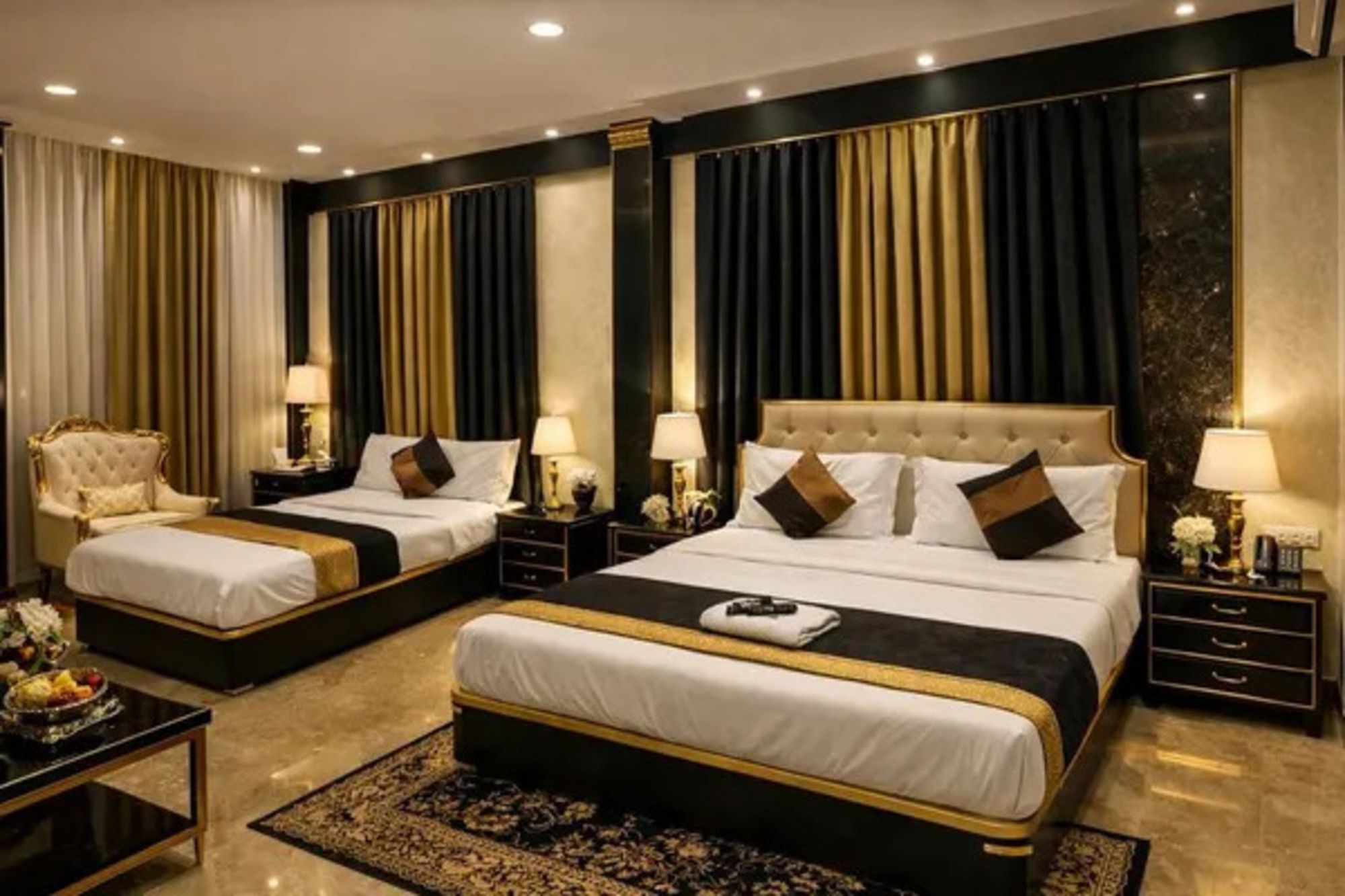 Ein Hotelzimmer mit zwei Betten, einer großzügigen Sitzecke und einem dekorativen Teppich.