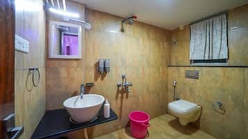 Un baño con lavamanos, inodoro y espejo.