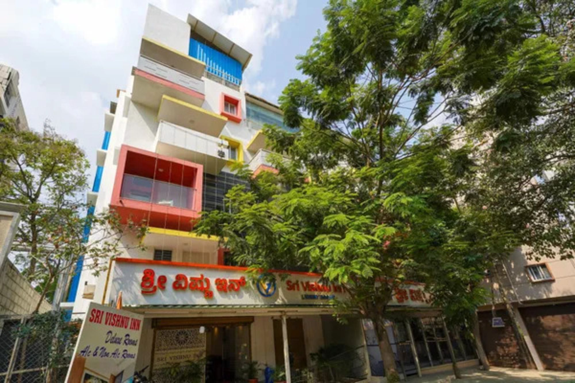 Un edificio de varios pisos con una fachada que muestra señalización en un idioma diferente al inglés.