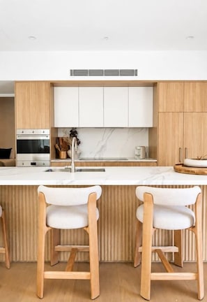 Private kitchen - Sunset Resort Escape - Spacious 3 Bedroom (Main Beach)